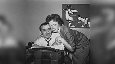 Die Schauspielerin Piper Laurie umarmt ihren späteren Ehemann, den Theaterreporter und Filmkritiker Joseph M. Morgenstern (1961). (Foto: John Lent/AP)