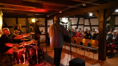 Das Konzert von Sammy West im Sugenheimer Schäferhaus hätte ein paar Zuschauer mehr verdient. Die, die da waren, haben es genossen. (Foto: Judith Marschall)