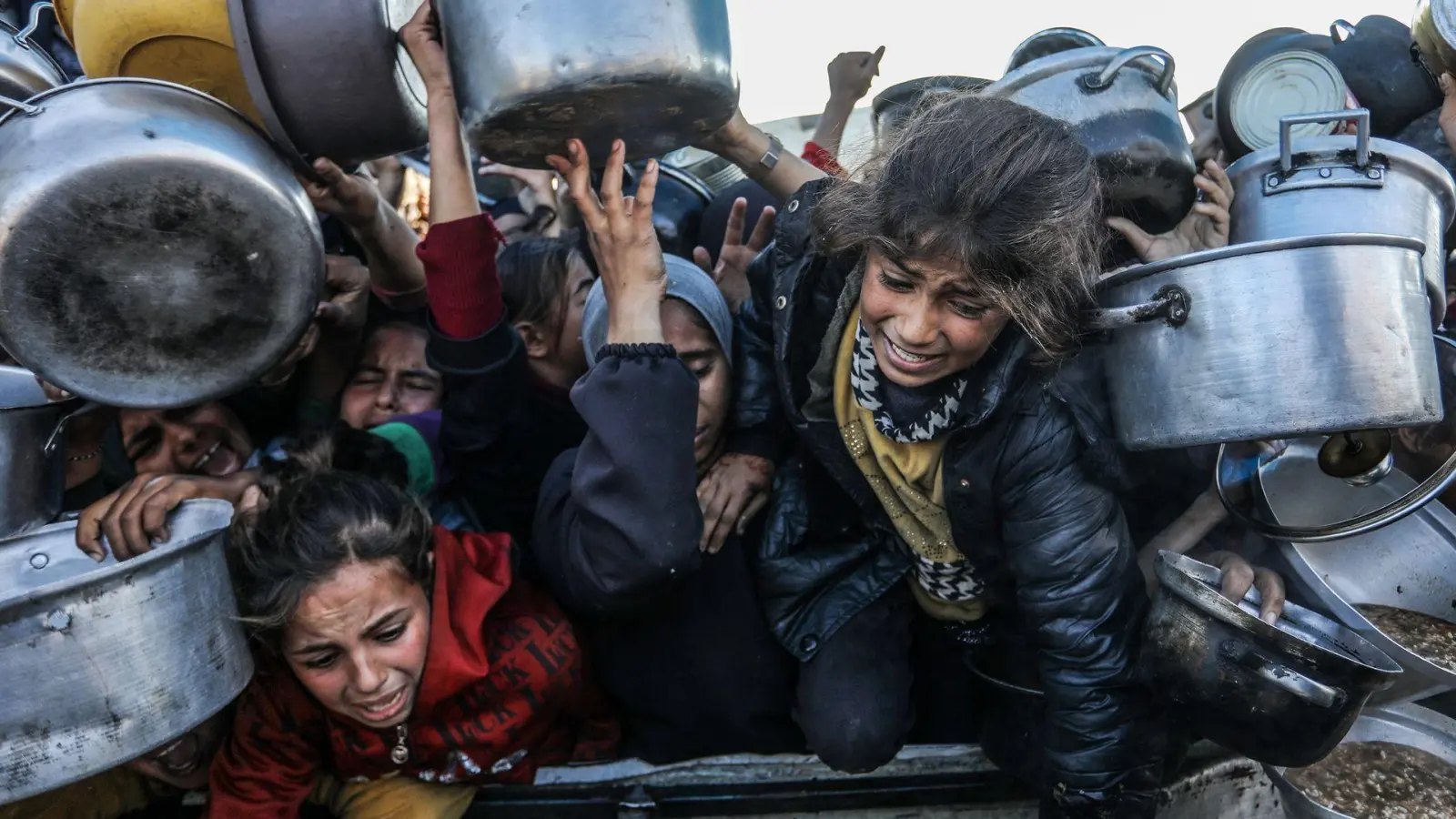 Hoffen auf etwas zu essen - Andrang an einer Suppenküche  (Foto: Abed Rahim Khatib/dpa)