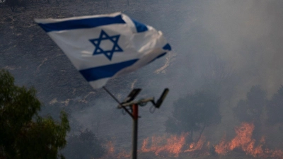 An der Grenze zum Libanon weht die israelische Flagge: Israel warnt vor einer Ausweitung des Konflikts mit der Hisbollah in diesem Gebiet. (Foto: Leo Correa/AP/dpa)