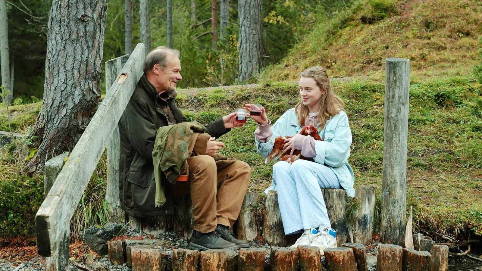 Edgar Selge und Luna Wedler in einer Szene aus dem Film „Marianengraben“. (Foto: Oliver Oppitz/Alamode Film/dpa)