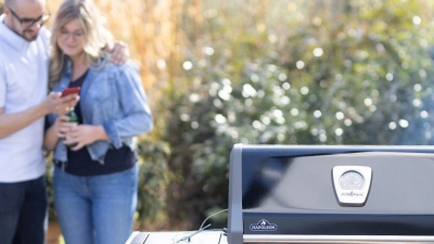 Geht es um den Grillkauf, hat Frau oft das letzte Wort  - sie legt Wert auf Design. An nützlichem Zubehör sind beide interessiert, etwa einer Grilltemperatursteuerung für Gasgrills. Der „Grill Control“ wird einfach auf den Drehknopf übergestülpt und startet das Programm. (Foto: Grillfürst/Grillfürst/dpa)