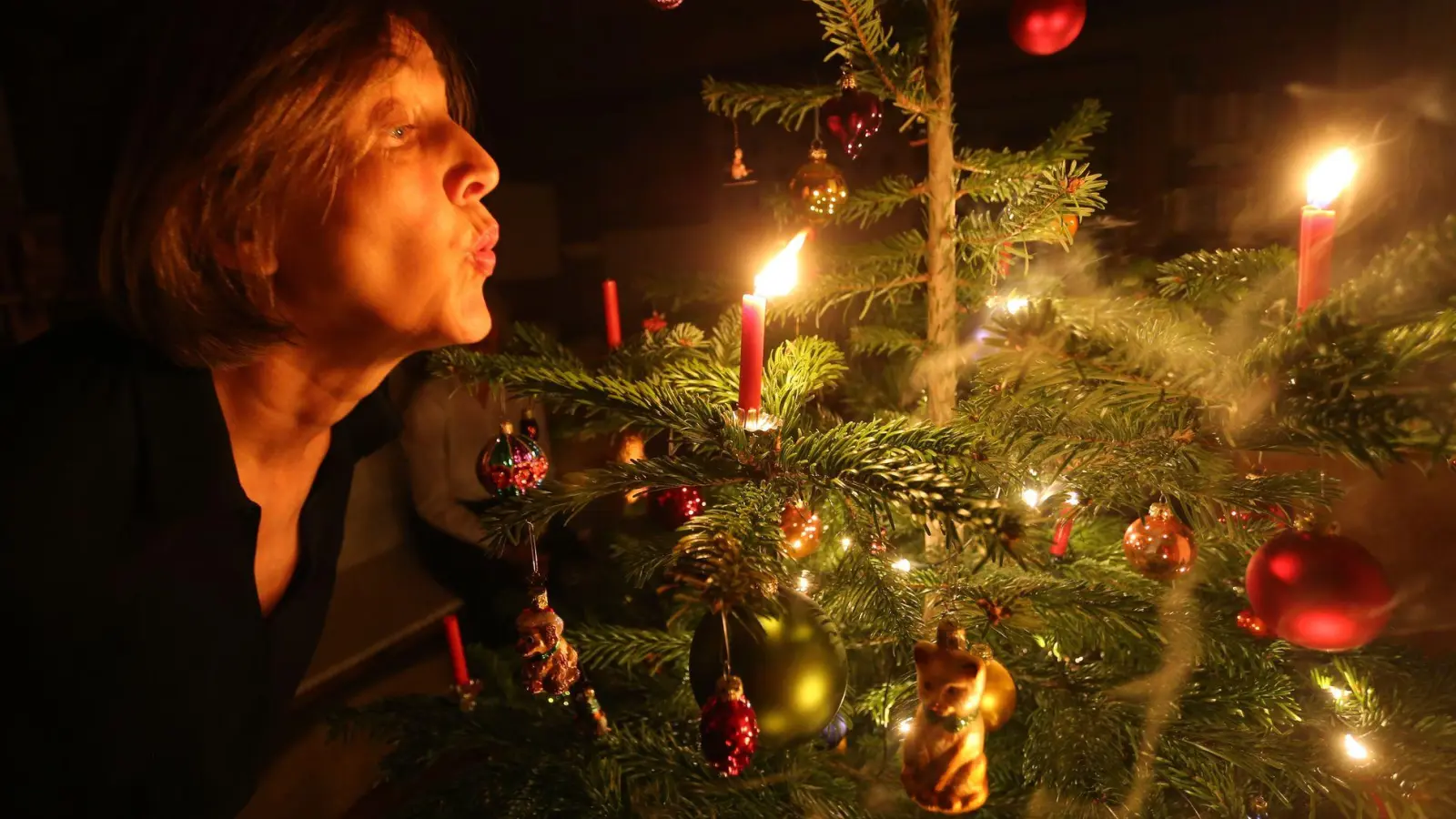 In der Adventszeit steigt die Brandgefahr: Brennende Wachskerzen sollten nie unbeaufsichtigt sein. (Foto: Karl-Josef Hildenbrand/dpa-tmn)