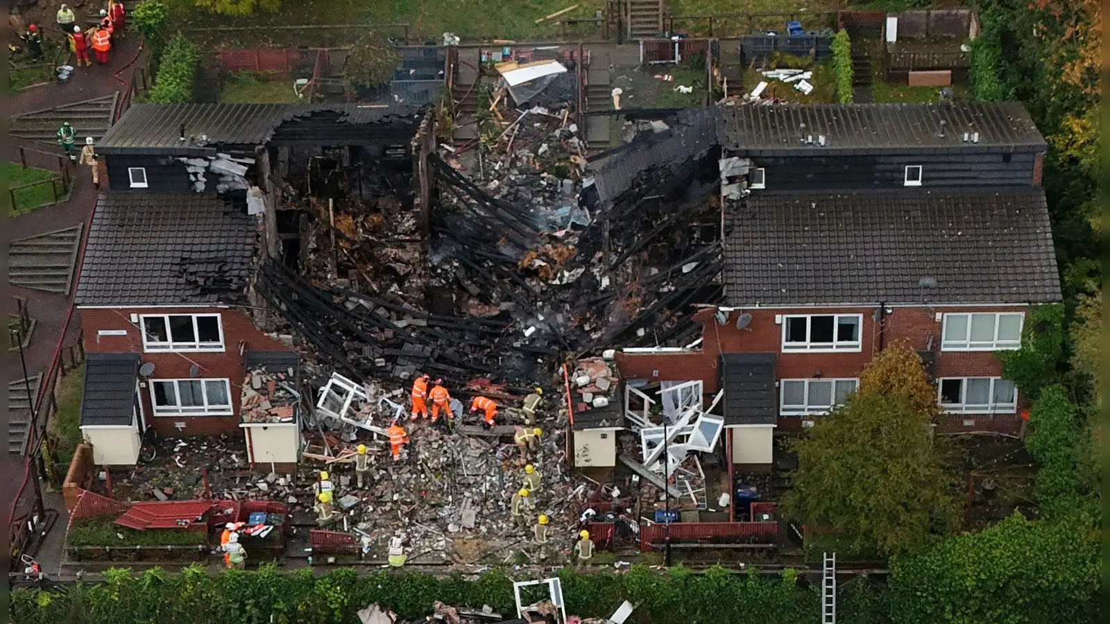 Nach der Explosion folgte ein Feuer: die zerstörte Häuserzeile in Newcastle.  (Foto: Owen Humphreys/PA Wire/dpa)