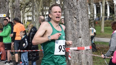 Johannes Strobel landet öfter unter der Top Ten, sogar auch auf dem Podest. Beim diesjährigen Bad Windsheimer Weinturmlauf, wie auf dem Foto zu sehen ist, hat er den Tagessieg im Halbmarathon geholt. (Foto: Jörg Behrendt)