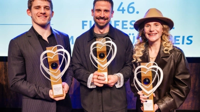 Regisseur Lauro Cress (M) hat für seinen Film „Ungeduld des Herzens“ den Hauptpreis gewonnen. Ladina von Frisching und Giulio Brizzi wurden als beste Nachwuchsdarsteller geehrt.  (Foto: Oliver Dietze/dpa)