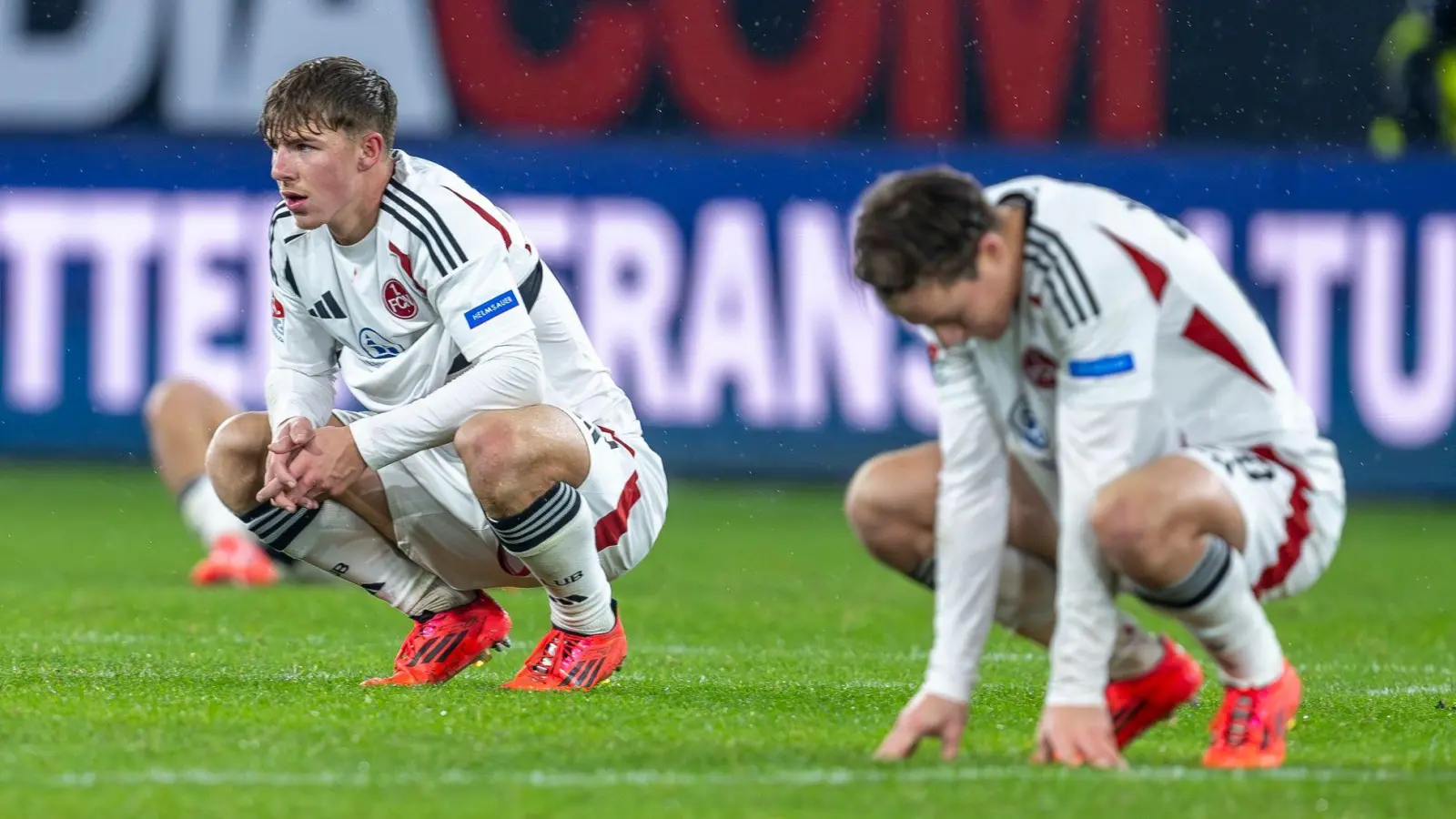 Frust nach Abpfiff: Finn Jeltsch (l) und Caspar Jander nach der Niederlage in Paderborn. (Foto: David Inderlied/dpa)