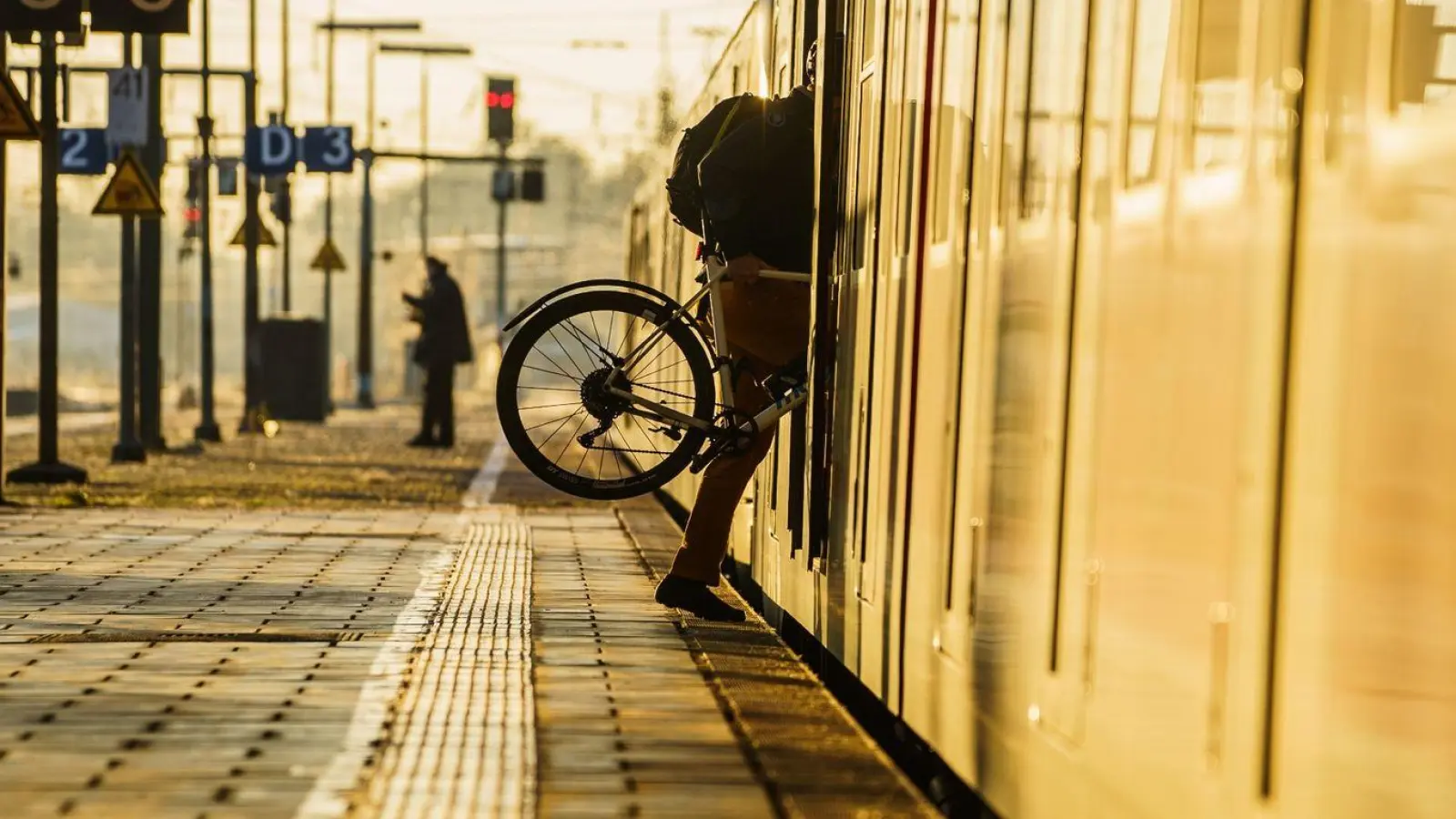 Bei der Fahrradmitnahme gibt es je nach Bundesland und Verkehrsgesellschaft <br>unterschiedliche Regelungen. (Foto: Andreas Arnold/dpa/dpa-tmn)