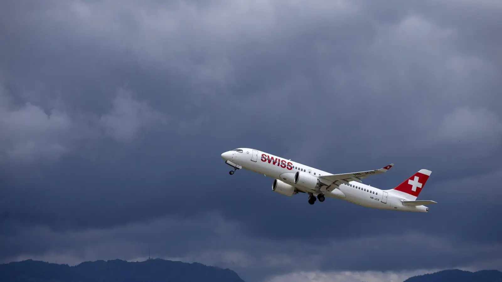 Ein Sonderflug bringt die von einem Notfall bei der Swiss betroffenen Passagiere nach Zürich (Foto: Salvatore Di Nolfi/KEYSTONE/dpa)