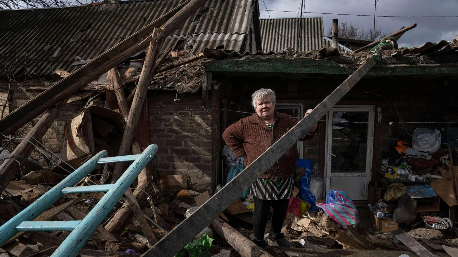 Olena Lysovska sieht sich im ukrainischen Maxymilianivka die Trümmer ihres Hauses an, das von einer russischen Rakete zerstört wurde. (Foto: Evgeniy Maloletka/AP/dpa)