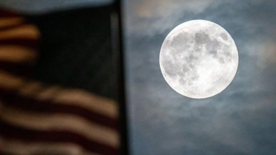 Die US-Flagge auf der Botschaft in Berlin im Licht des Supermonds (Foto: Soeren Stache/dpa)