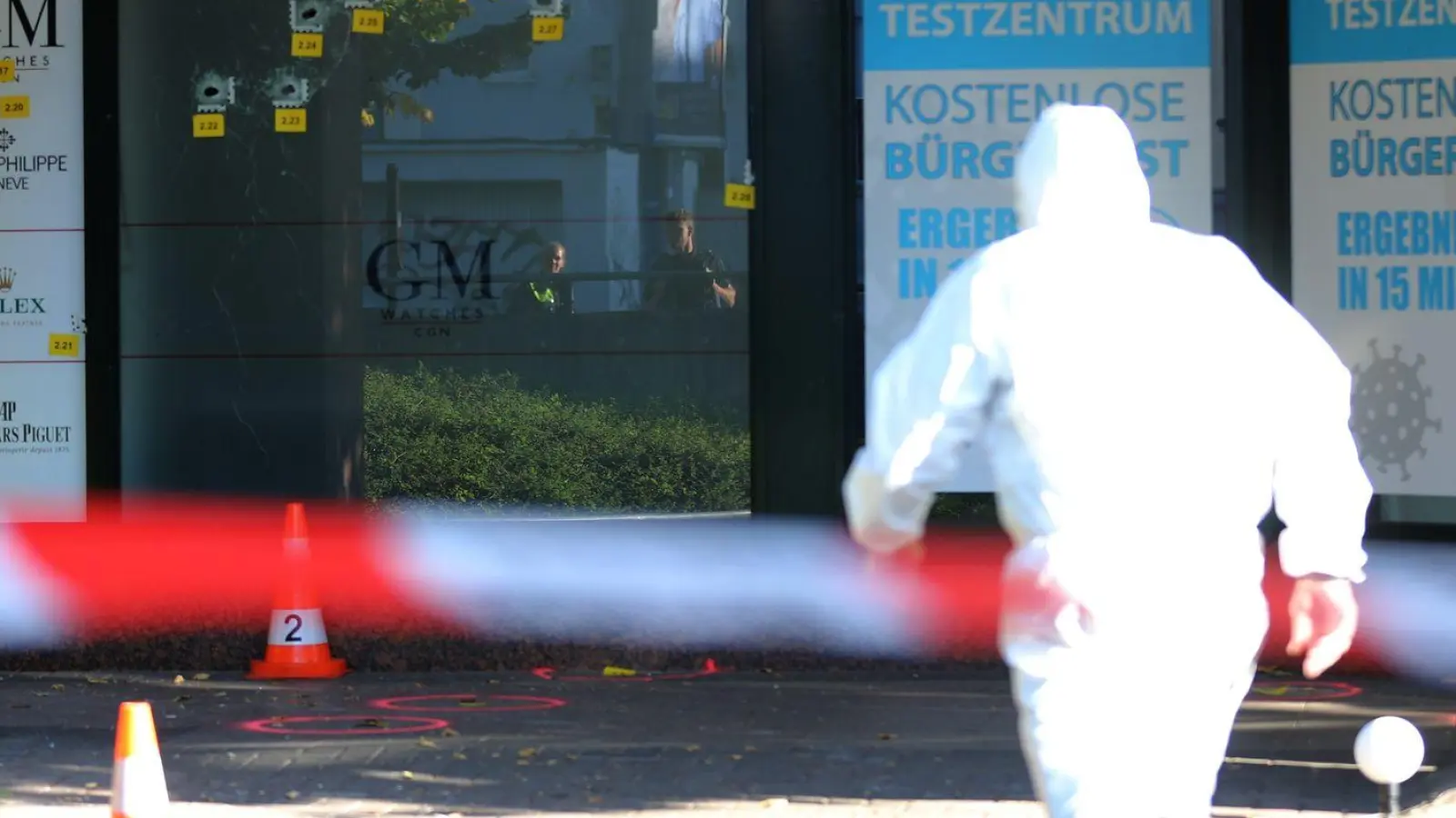 Auf ein Uhrgengeschäft in Köln-Niehl wurden in der Nacht mehr als 20 Schüsse abgefeuert. (Foto: Sascha Thelen/dpa)