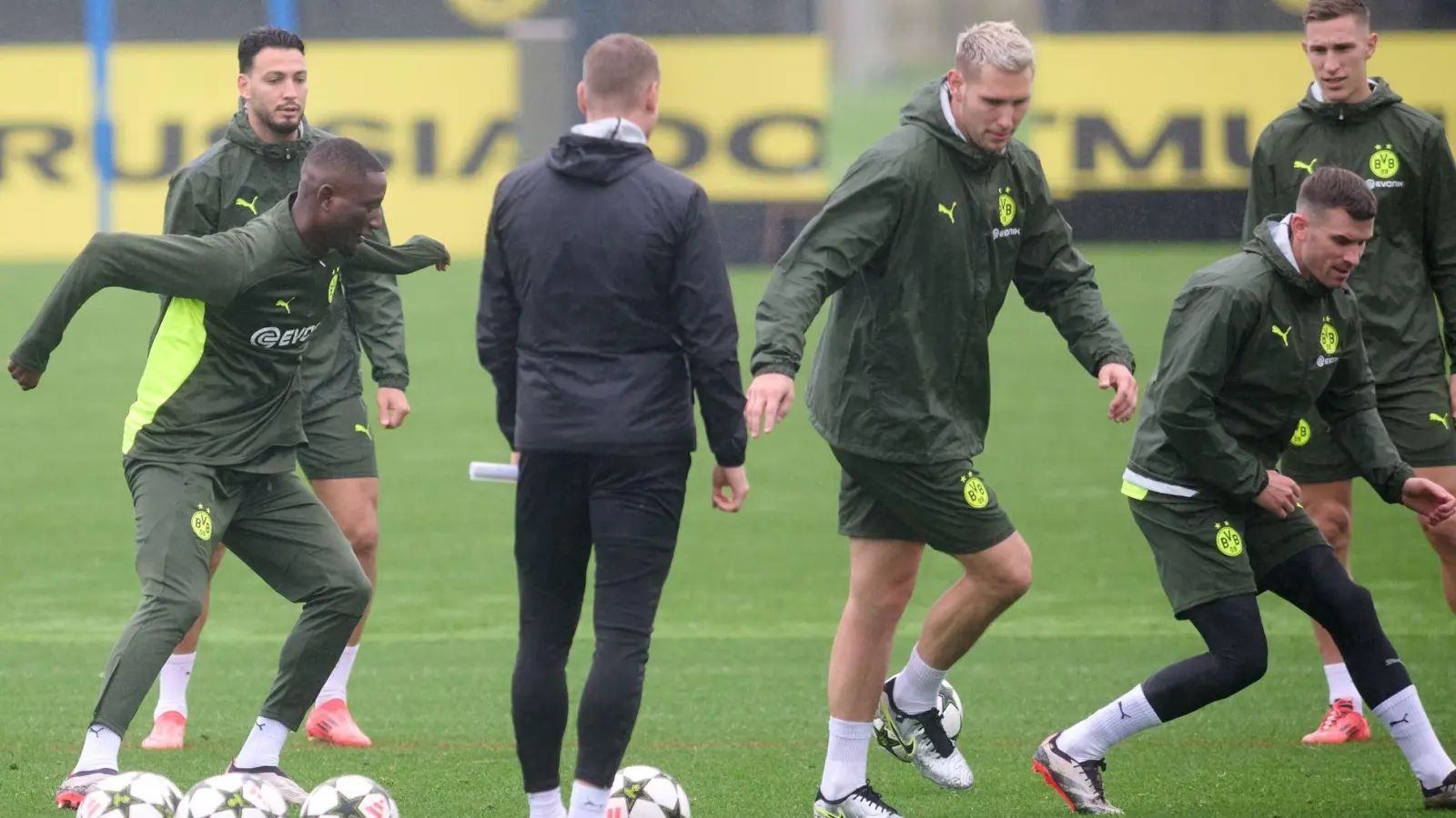 Die zuletzt angeschlagenen Pascal Groß (rechts) und Niklas Süle (2. v. rechts) nehmen am Abschlusstraining teil. (Foto: Bernd Thissen/dpa)