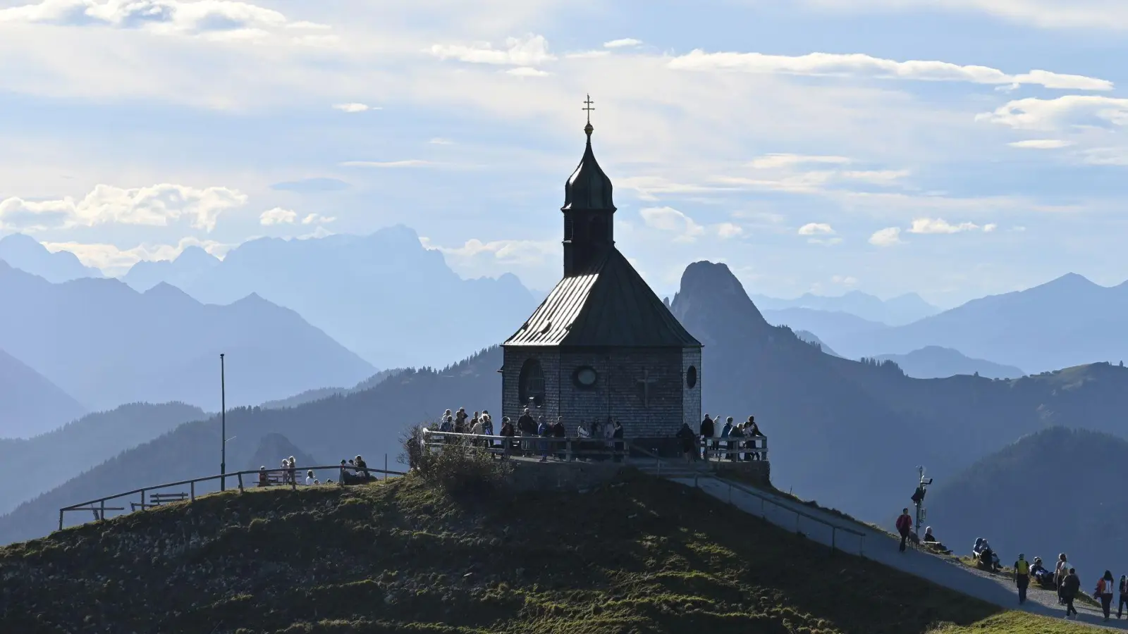 Blau-weißer Himmel und viele glückliche Menschen: Bayern liegt im „Glücksatlas“ weit vorne. (Symbolbild) (Foto: Katrin Requadt/dpa)