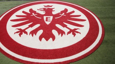 Eintracht Frankfurt hat in der Saison 2023/24 einen Umsatzrekord erzielt. (Foto: Frank Rumpenhorst/dpa)