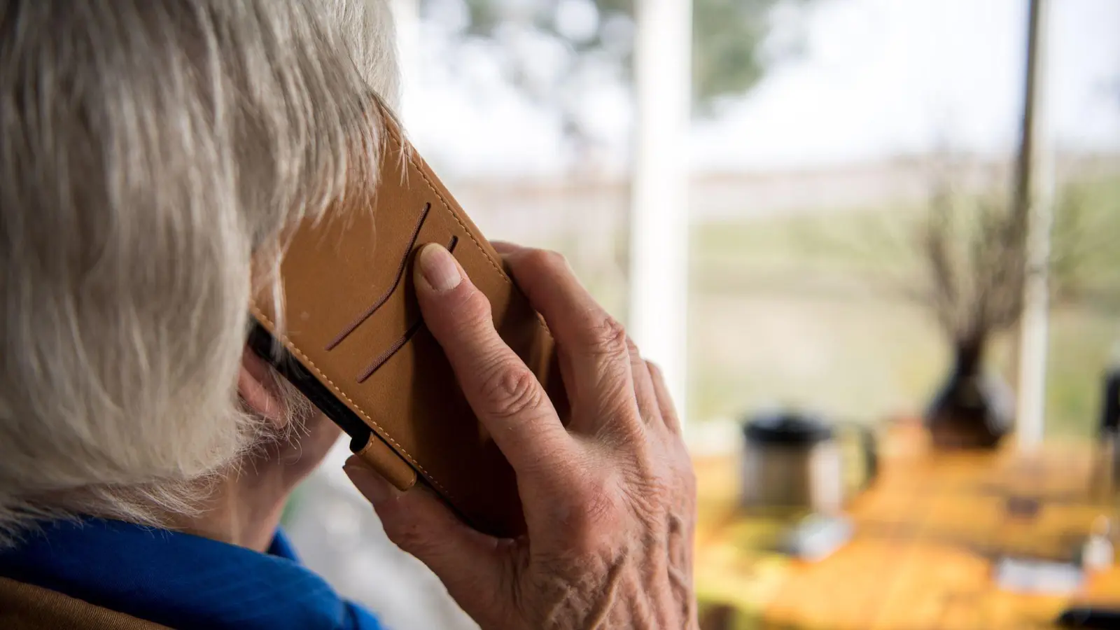 Höchste Vorsicht gilt bei Senioren, wenn am Telefon Bargeld für angebliche Notfälle gefordert wird.  (Symbolbild: Sebastian Gollnow/dpa/dpa-tmn)