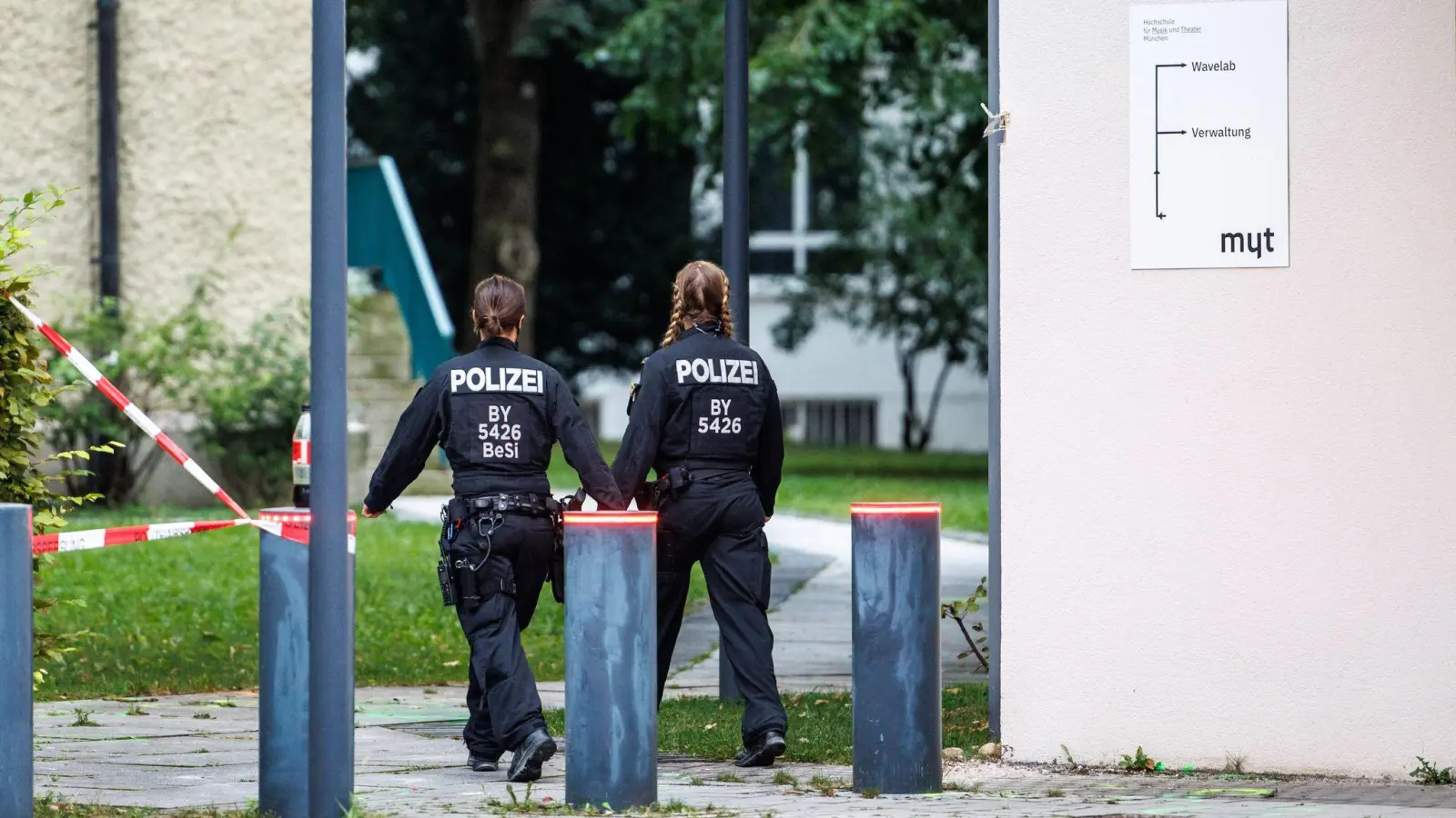 Die Polizei ist am Israelischen Generalkonsulat weiter im Einsatz. (Foto: Matthias Balk/dpa)