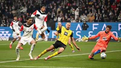 Ekitiké beim 1:0 für die Eintracht. (Foto: Arne Dedert/dpa)