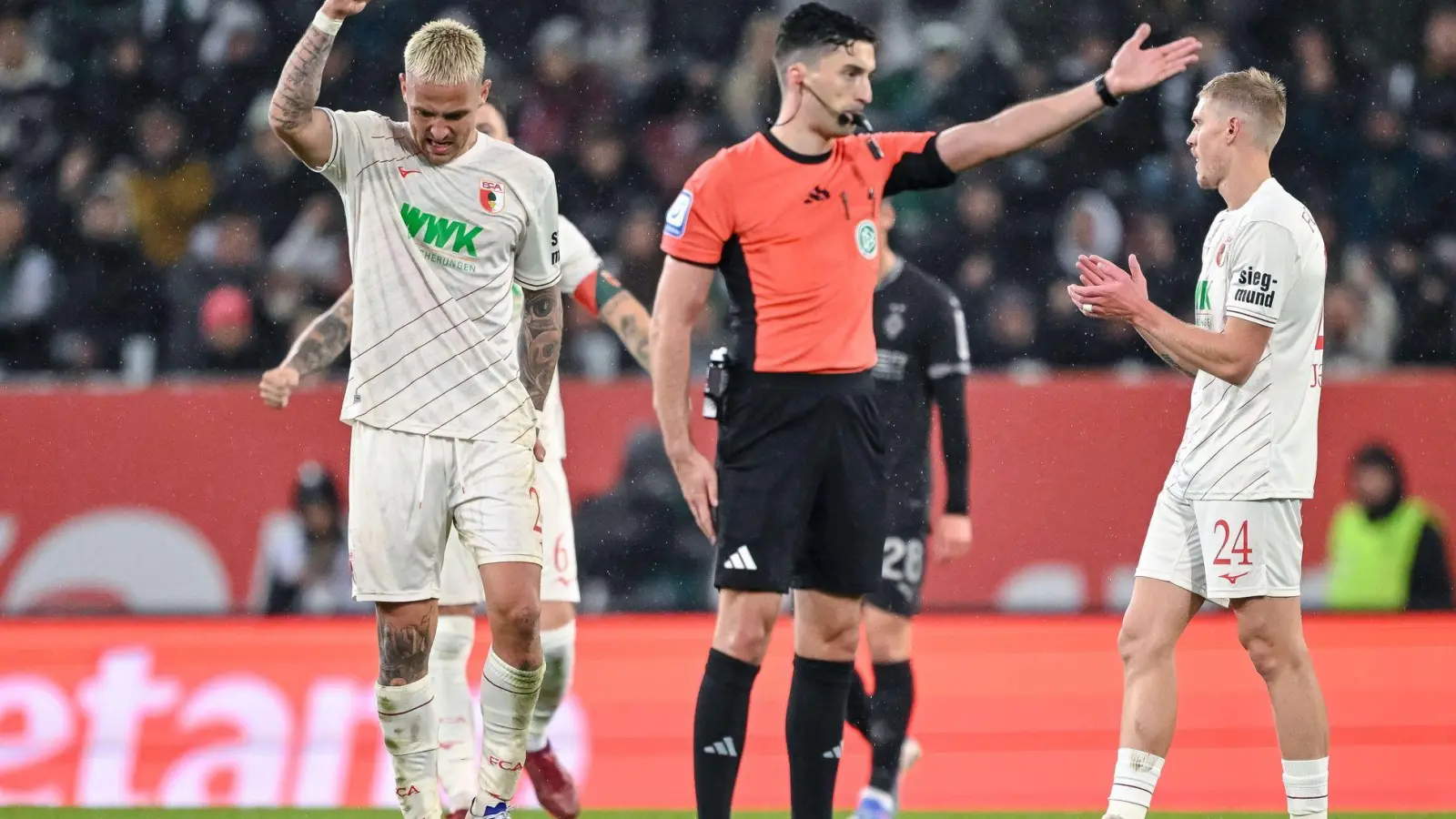 Schiedsrichter Badstübner kann neben Bundesliga-Spielen künftig auch internationale Toppartien leiten. (Foto: Harry Langer/dpa)