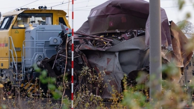 Die Bahnstrecke zwischen Aachen und Köln muss nach einem Güterzug-Unfall voraussichtlich mehrere Tage gesperrt bleiben.  (Foto: Henning Kaiser/dpa)