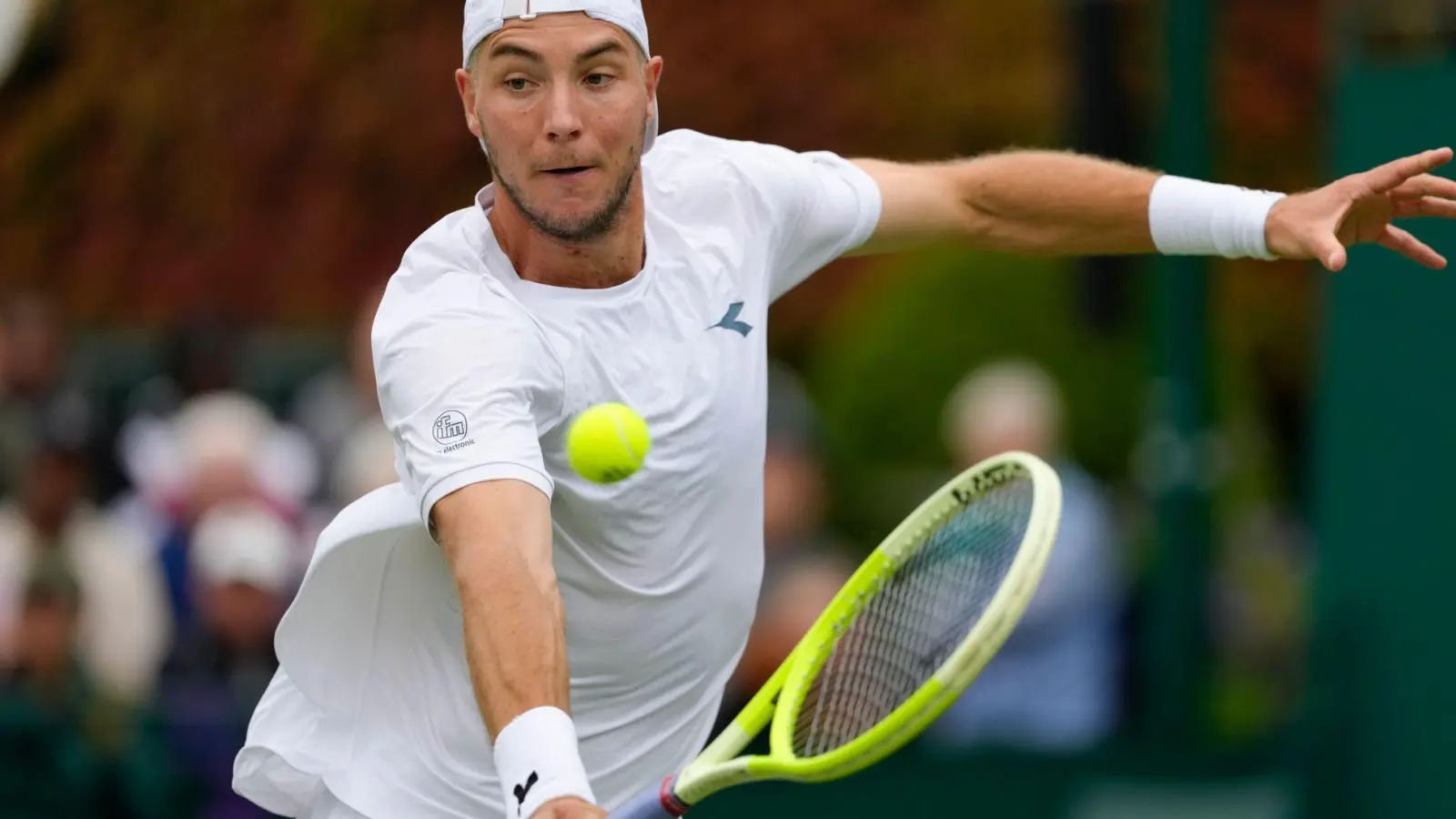 Davis-Cup-Spieler Jan-Lennard Struff wird seine Drittrundenpartie in Wimbledon erst am Samstag beenden. (Foto: Kirsty Wigglesworth/AP/dpa)