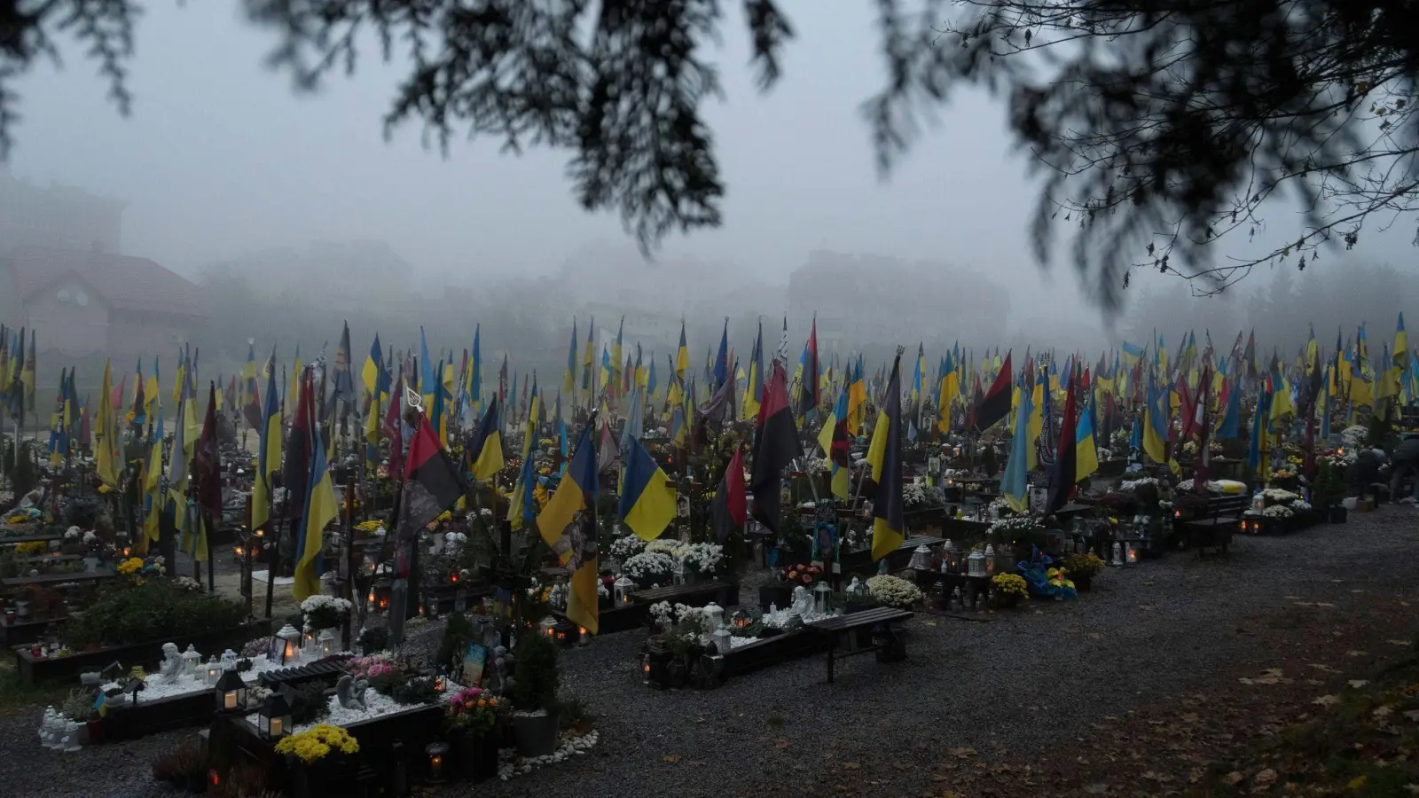 In fast drei Jahren intensivem Krieg sind Zehntausende ukrainischer Soldaten gefallen. (Archivbild) (Foto: Mykola Tys/AP)