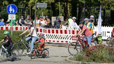 In einem dichten Pulk zogen die Teilnehmer der Fahrraddemo vom derzeit im Umbau befindlichen Bahnhofsvorplatz auch in Bad Windsheim los. (Foto: Sylvia Fehlinger)