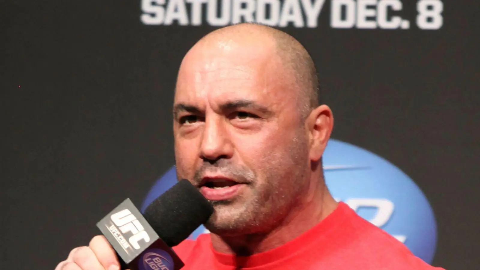 Joe Rogan hat Millionen Fans in den US. (Archivbild) (Foto: Gregory Payan/AP/dpa)