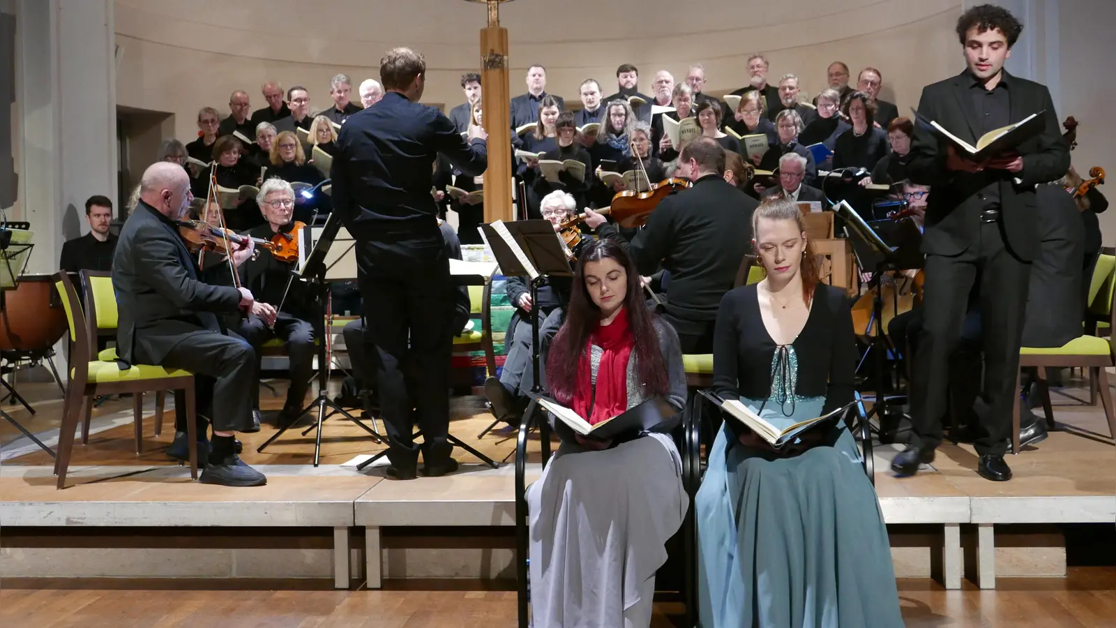 Boten eine großartige Aufführung in der Dinkelsbühler St.-Pauls-Kirche: Chor und Orchester unter der Leitung von Julian Hauptmann sowie die Solisten (von links) Jana Daubner, Isabel Grübel und Adnan Barami. (Foto: Roman Kocholl)