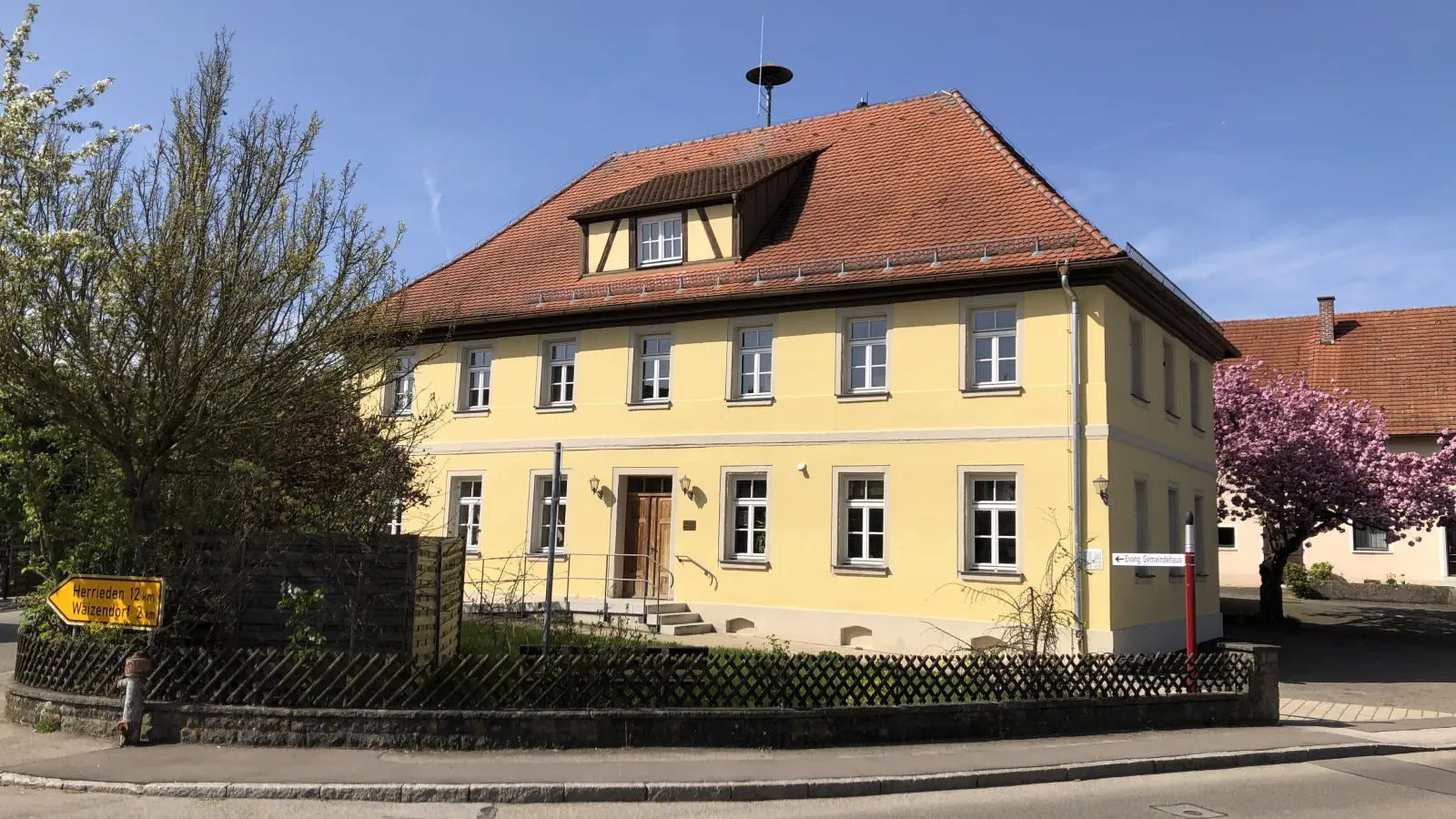 Das ehemalige alte Schulhaus an der Münsterstraße dient heute als evangelisches Gemeindehaus. Das Gebäude wurde in den Jahren 2013 bis 2017 mit viel Eigenleistung komplett renoviert. (Foto: Johannes Flierl)