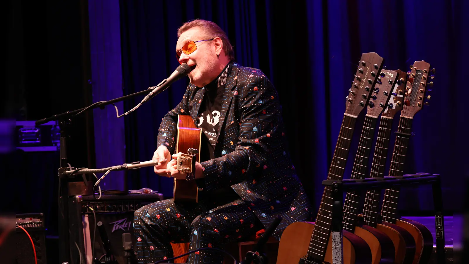 Eine Gitarre ist nicht genug: Stefan Stoppok beim Auftritt in Ansbach. (Foto: Jens Plackner)