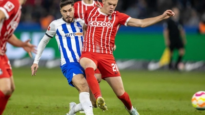 Herthas Suat Serdar (l) kämpft mit Freiburgs Matthias Ginter um den Ball. (Foto: Andreas Gora/dpa)