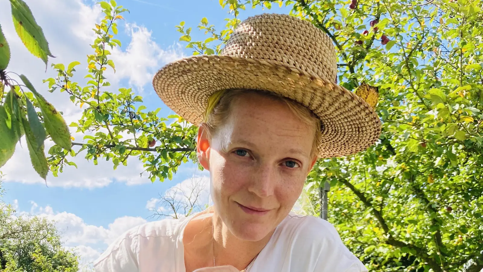 Annette Lober in einem Garten in Frohnhof bei Petersaurach, in dem sie sich in aller Ruhe der Kriminalgeschichte widmen konnte: „Als Drehbuchschreiberin tauche ich tief in meine Figuren ein.“ (Foto: Peter Rommel)