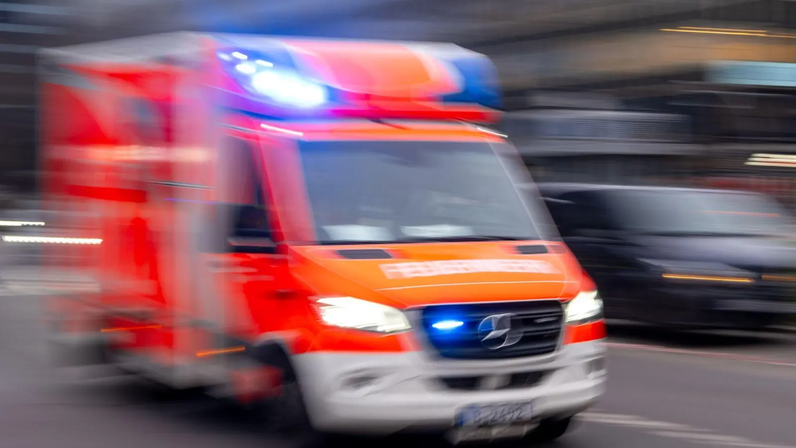 Die verletzte Bewohnerin wurde nach dem Brand in ein Krankenhaus gebracht. (Symbolbild) (Foto: Monika Skolimowska/dpa)