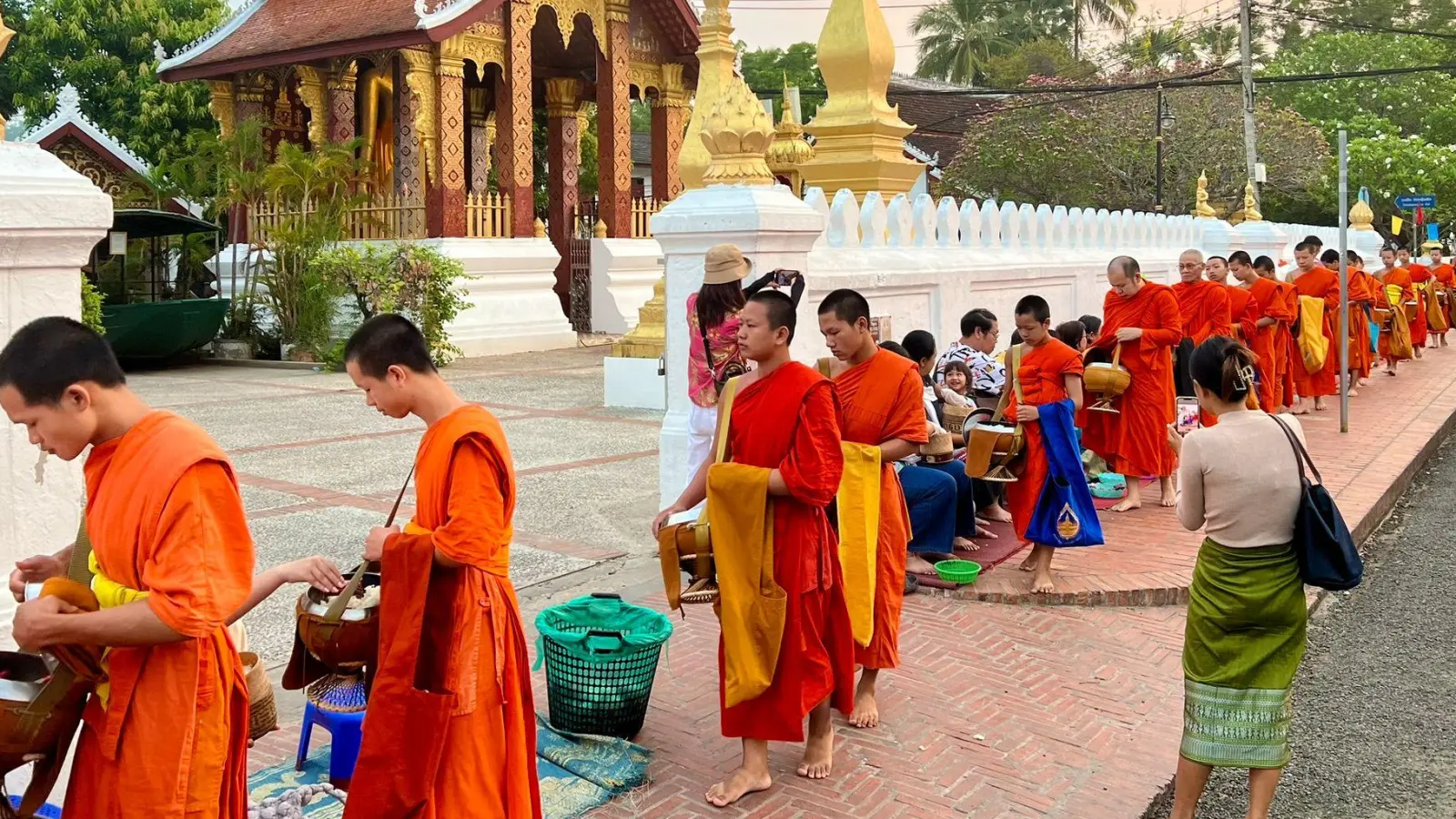 Der tägliche Almosengang („Sai Bat“) der buddhistischen Mönche ist eine der Hauptattraktionen in Luang Prabang. (Foto: Carola Frentzen/dpa-tmn)