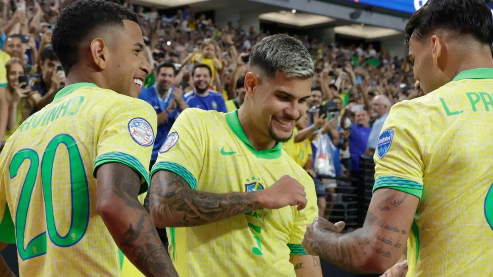Der brasilianische Nationalspieler Lucas Paqueta (r) feiert mit seinen Mannschaftskameraden. (Foto: L.E. Baskow/AP/dpa)