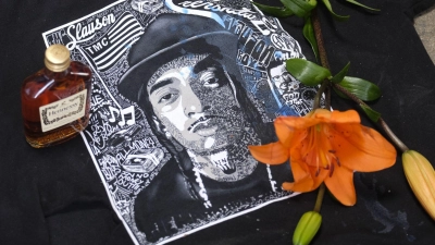 Erinnerung an den US-Rapper Nipsey Hussle bei einer Gedenkveranstaltung (April 2019). (Foto: Ringo Chiu/ZUMA Wire/dpa)