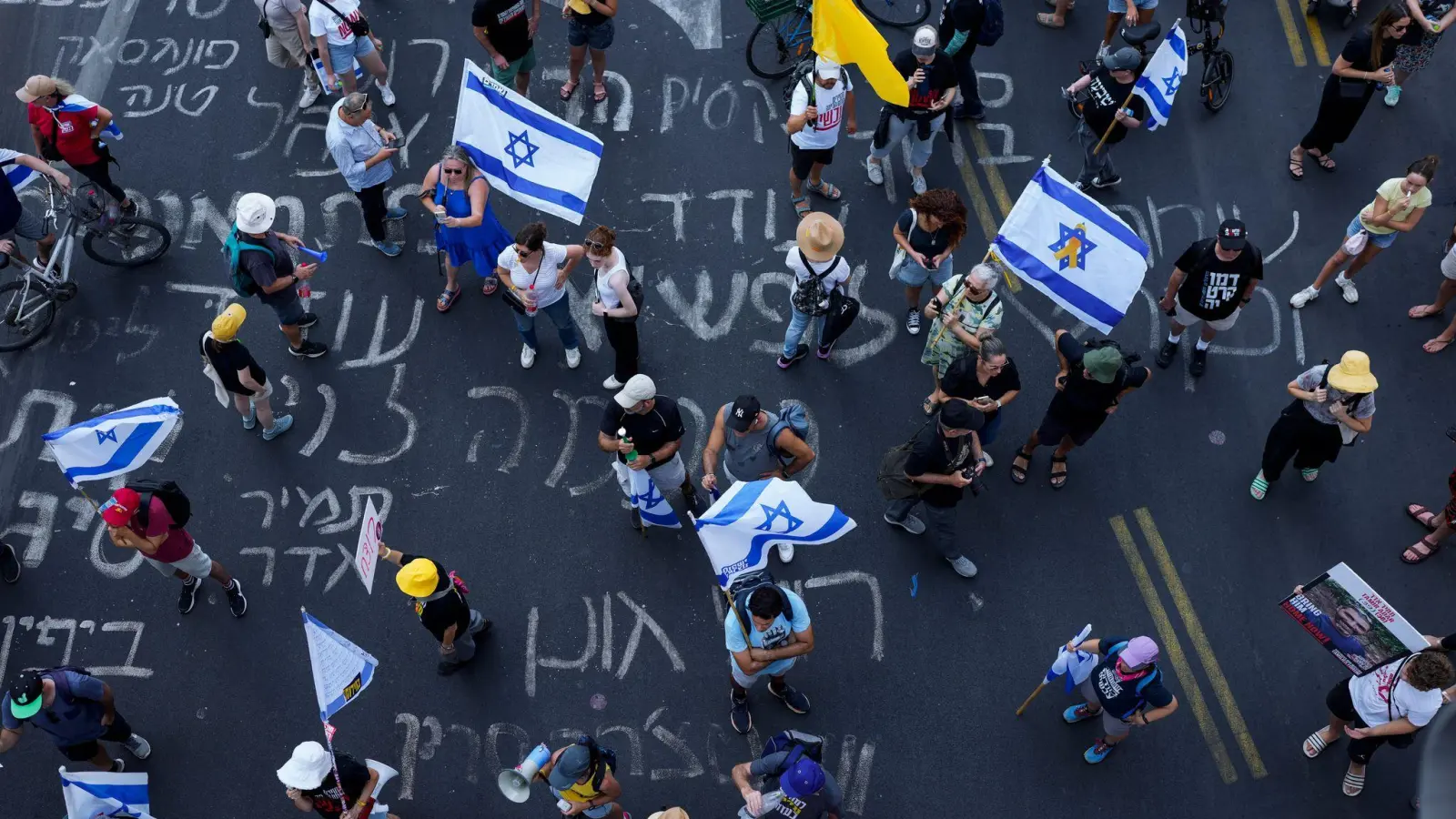 Demonstranten in Israel fordern einen Waffenstillstand in Gaza und die Freilassung der Geiseln ( (Foto: Ohad Zwigenberg/AP/dpa)