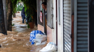 Auch Sandsäcke konnten die Wassermassen nicht aufhalten. (Foto: Pongmanat Tasiri/SOPA Images via ZUMA Press Wire/dpa)