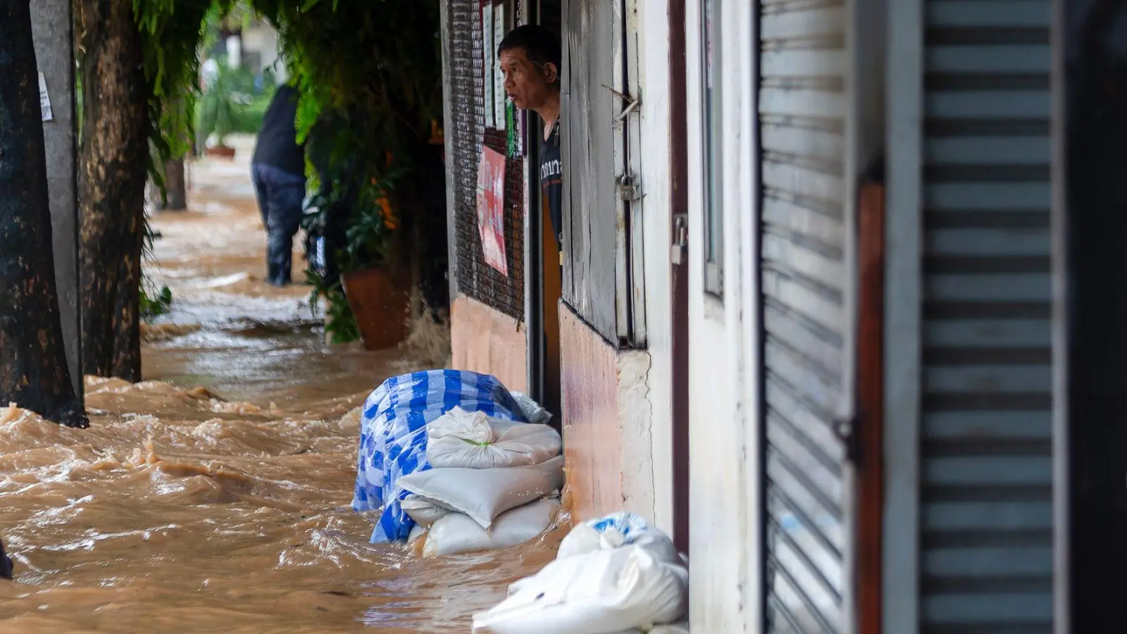 Auch Sandsäcke konnten die Wassermassen nicht aufhalten. (Foto: Pongmanat Tasiri/SOPA Images via ZUMA Press Wire/dpa)