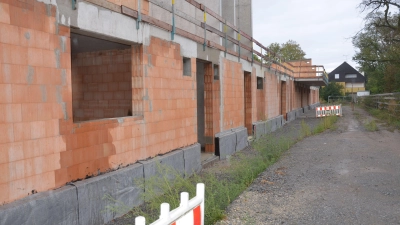 Anhand dieser langen Front zur Bahnhofsstraße hin, kann man schon erahnen, welche Dimensionen Neustadts Feuerwehrhaus einmal haben wird. Nicht geahnt hat man hingegen die Entwicklung der Baupreise. (Foto: Pat Lauer)