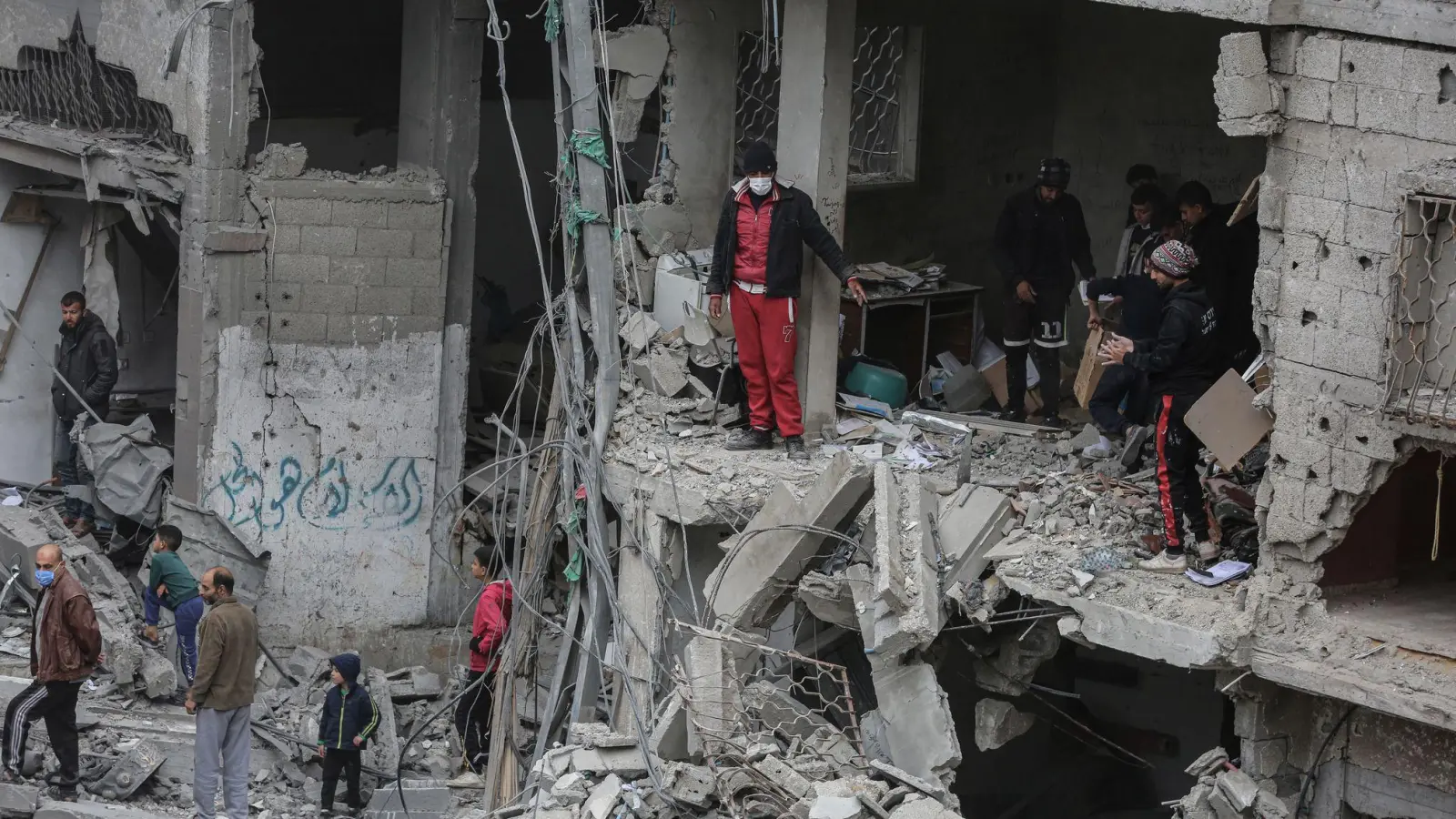 Bei einem israelischen Angriff auf ein Wohnhaus in dem Flüchtlingsviertel Nuseirat wurden nach palästinensischen Angaben mindestens 21 Menschen getötet. (Foto: Omar Ashtawy  Apaimages/APA Images via ZUMA Press Wire/dpa)