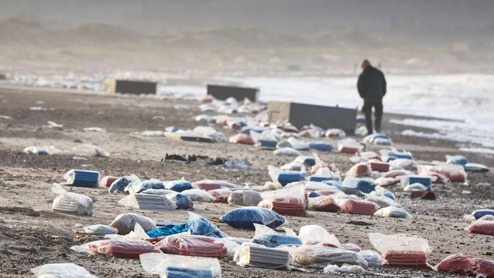 Der Küstenstreifen zwischen Tranum und Slette Strand in Dänemark ist gesäumt von gestrandeten Containern. (Foto: Claus Bjoern Larsen/Ritzau Scanpix Foto/AP/dpa)