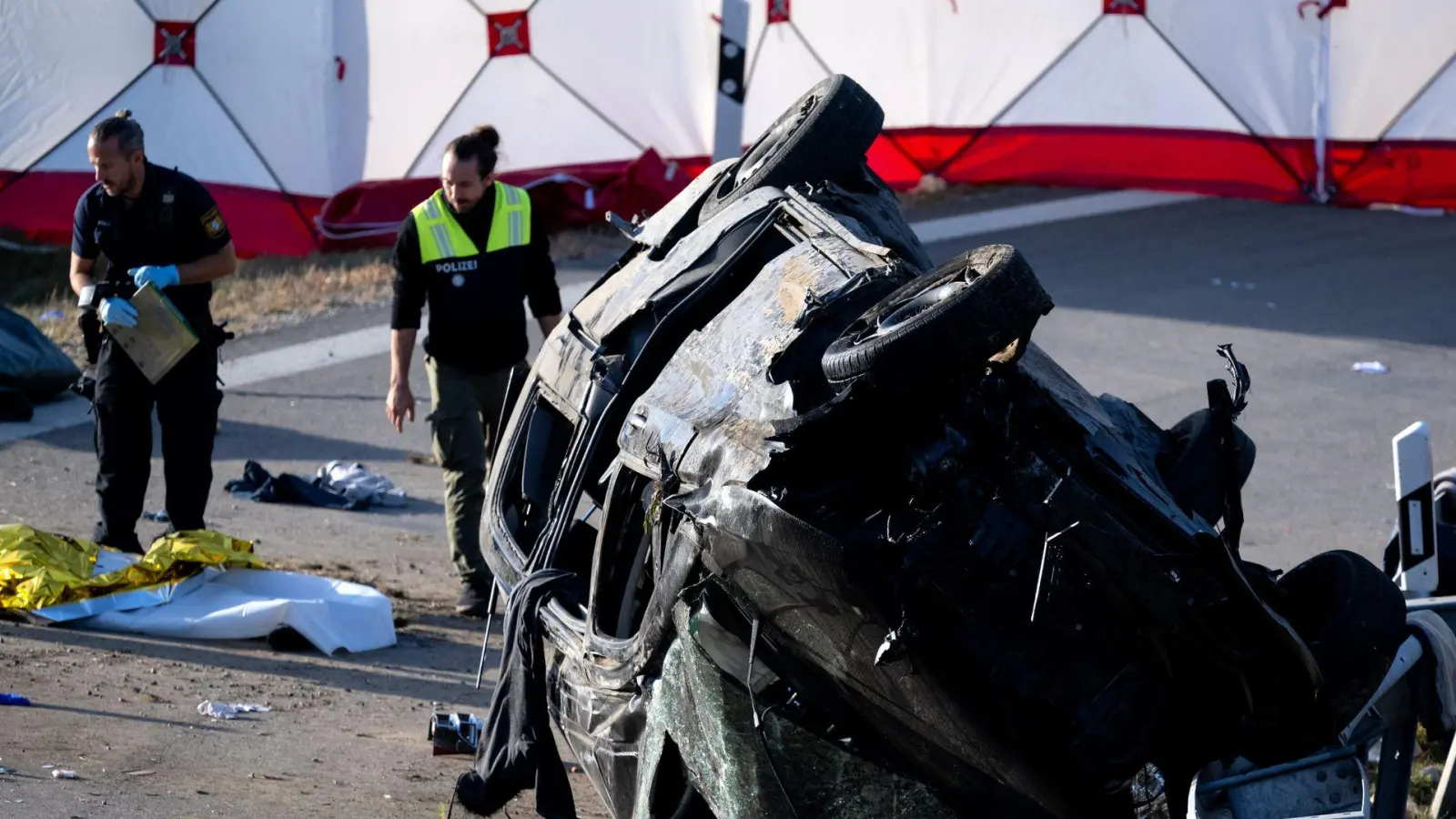 Nach dem tödlichen Schleuserunfall im Oktober 2023 in Oberbayern hat die Staatsanwaltschaft Traunstein Anklage gegen den mutmaßlichen Fahrer erhoben. (Archivbild) (Foto: Sven Hoppe/dpa)