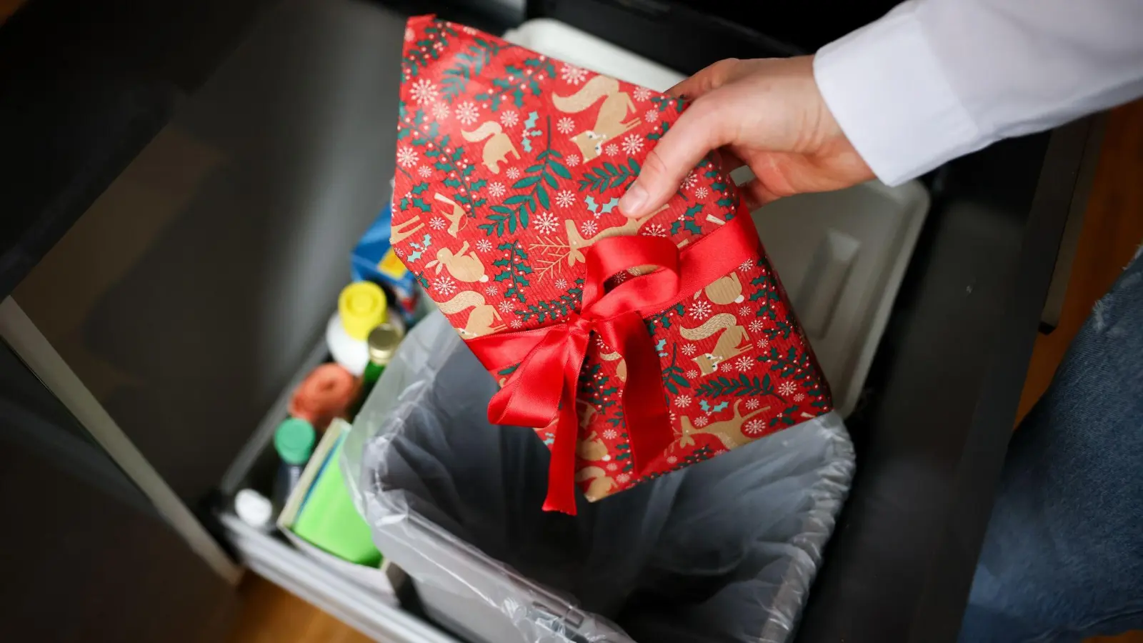 Außen hui, innen pfui? Nicht jedes Weihnachtsgeschenk sorgt für Freude. (Illustration) (Foto: Christian Charisius/dpa)