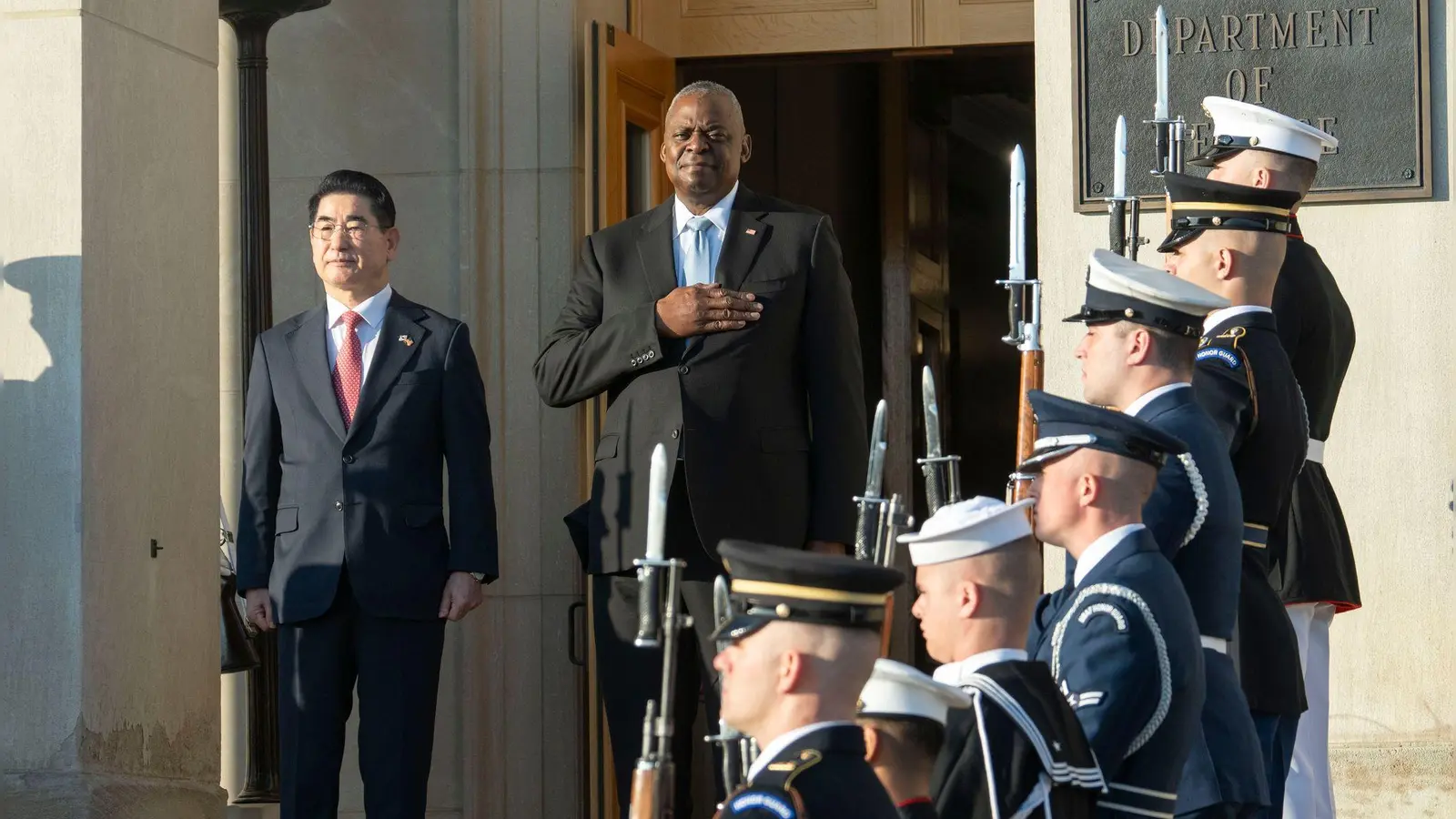 US-Außenminister Austin traf seinen südkoreanischen Amtskollegen in Washington. Hauptthema: Die von Nordkorea nach Russland entsandten Soldaten.  (Foto: Kevin Wolf/FR33460 AP/AP)