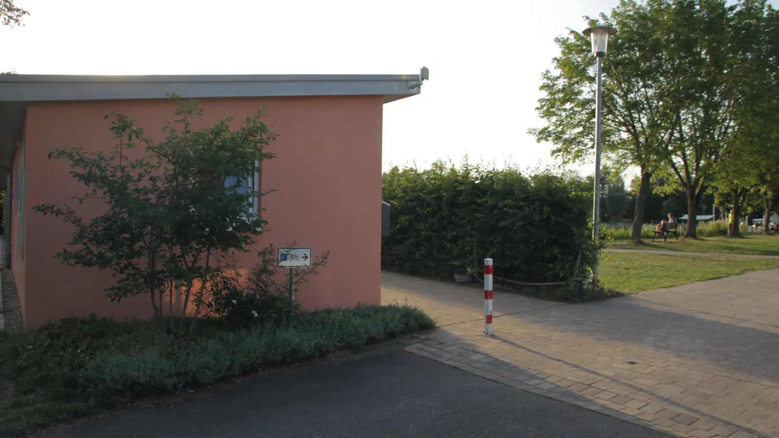 Die Stadt Merkendorf will im Freizeitzentrum weniger Strom zukaufen müssen. Deshalb soll auf dem Gebäude im Eingangsbereich nun auch noch eine Photovoltaikanlage installiert werden. (Foto: Robert Maurer)