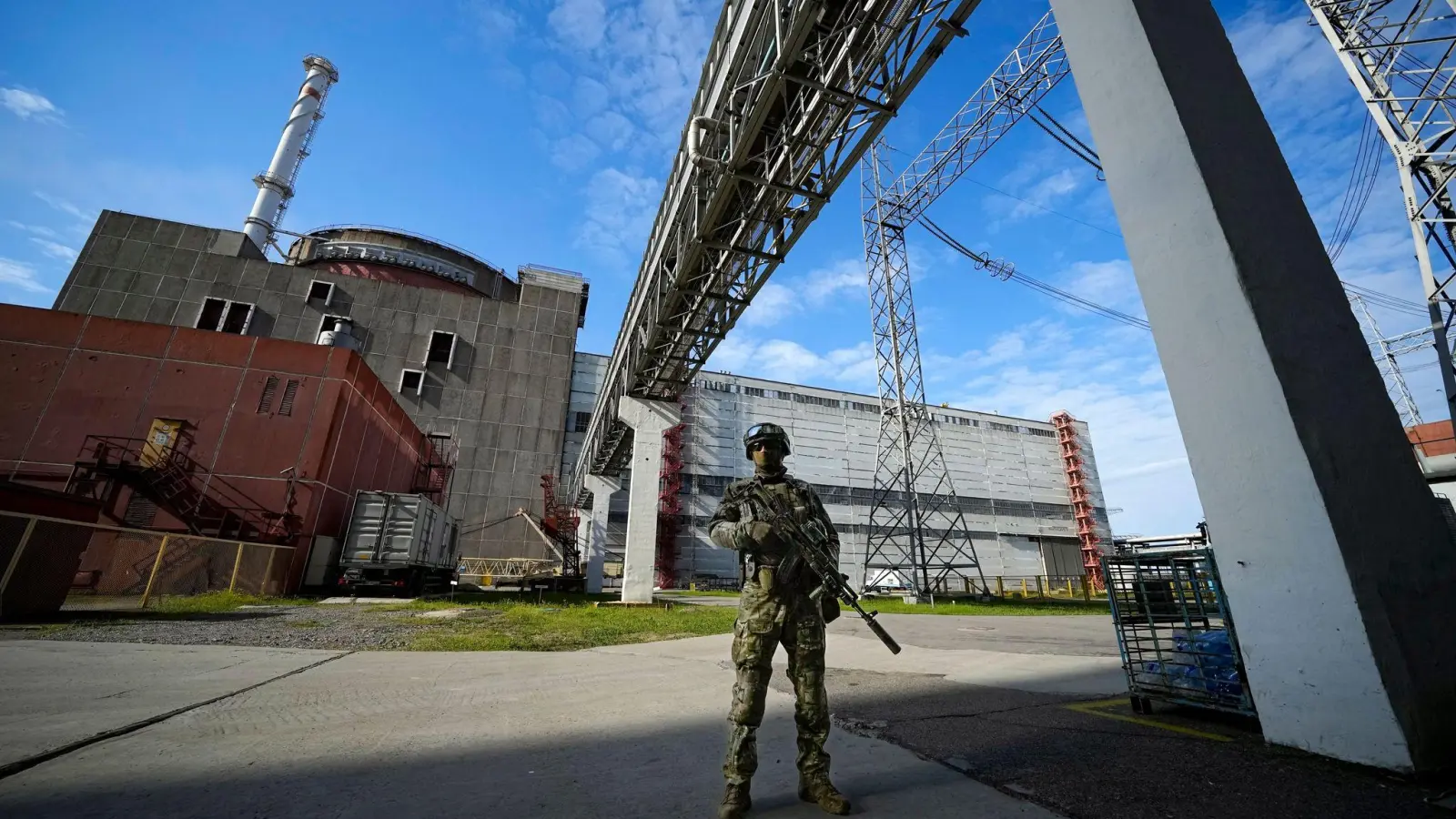 Der ukrainische Militärgeheimdienst hat einen Autobombenanschlag auf einen Sicherheitsmitarbeiter des AKW Saporischschja bestätigt. (Archivbild) (Foto: -/AP/dpa)