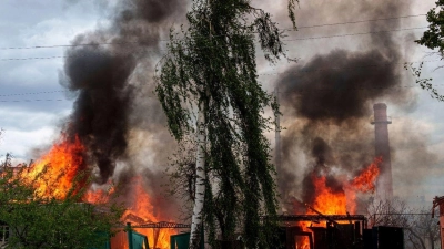Wohnhäuser stehen nach russischen Luftangriffen in Flammen. (Foto: Evgeniy Maloletka/AP/dpa)