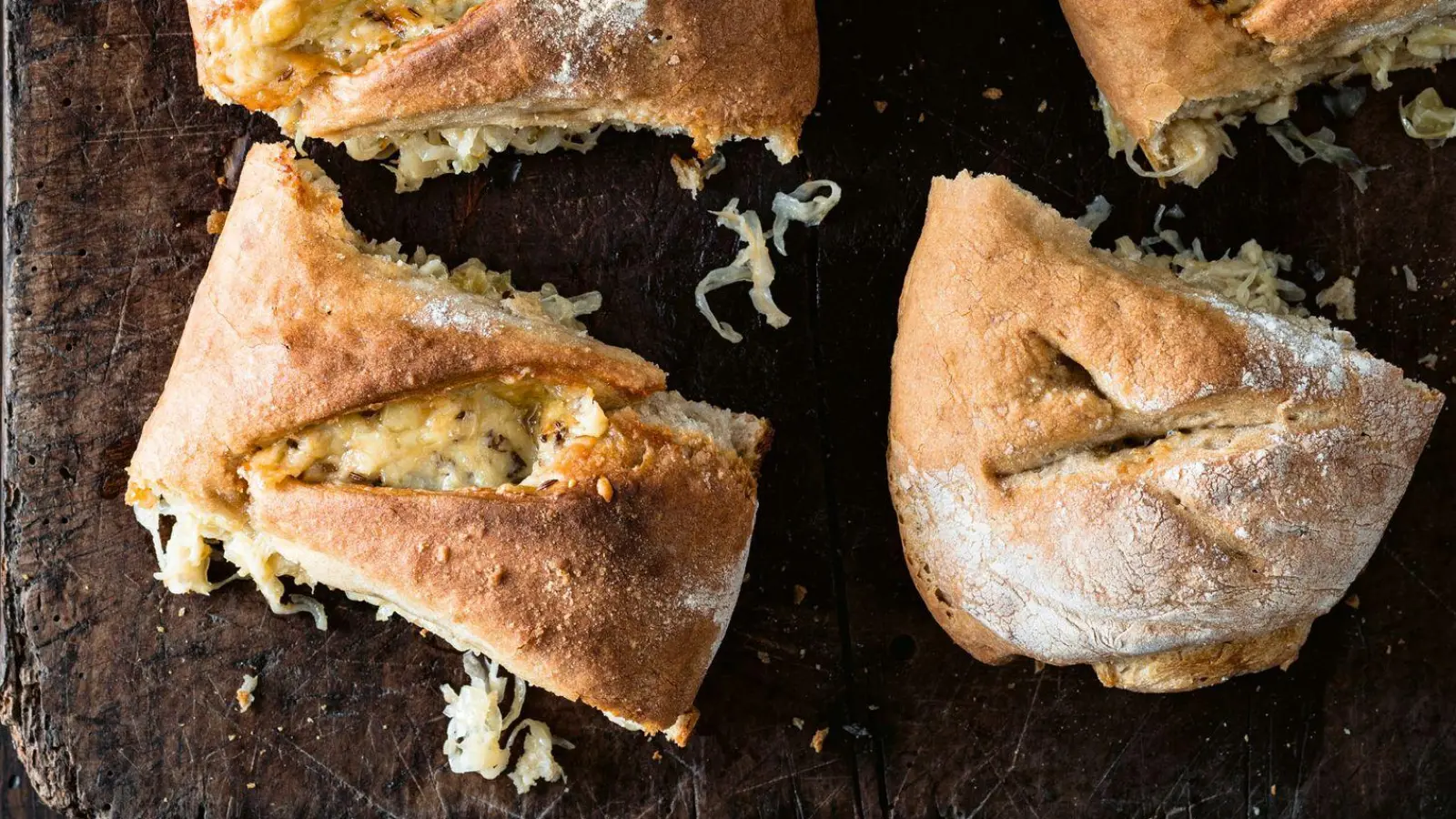 Das Sächsische Handbrot von Anne-Katrin Weber ist mit Kraut und Käse gefüllt. (Foto: Wolfgang Schardt/Becker Joest Volk Verlag/dpa-tmn)